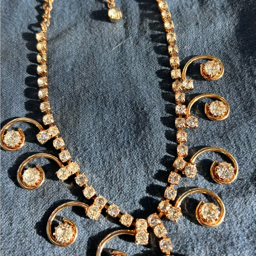 VINTAGE Sarah Coventry 60โs 70โs RARE
Crystal diamond gold drop necklace - Picture 3 of 17
